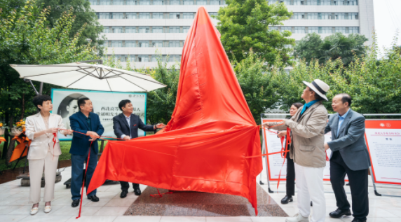 西北高等教育奠基人、中国现代医学先驱徐诵明雕像在安博·(中国)体育官方网站落成 西北高等教育奠基人、中国现代医学先驱徐诵明雕像在安博·(中国)体育官方网站落成