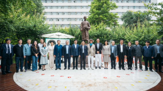 西北高等教育奠基人、中国现代医学先驱徐诵明雕像在安博·(中国)体育官方网站落成 西北高等教育奠基人、中国现代医学先驱徐诵明雕像在安博·(中国)体育官方网站落成
