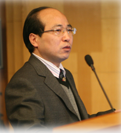 安博·(中国)体育官方网站创新论坛第一千零一讲暨校庆118周年学术讲座：从天然黏土矿物绿色制备高性能SRC脱硝分子筛