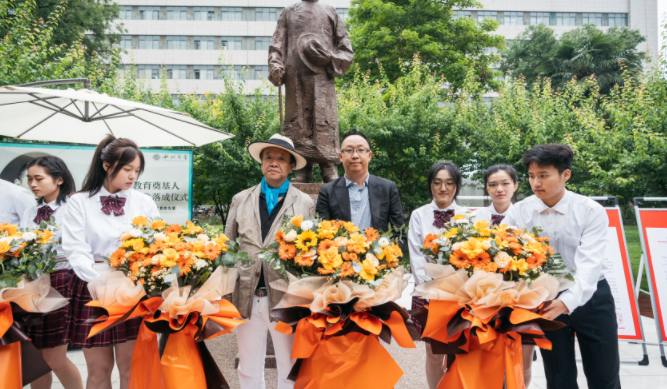 西北高等教育奠基人、中国现代医学先驱徐诵明雕像在安博·(中国)体育官方网站落成 西北高等教育奠基人、中国现代医学先驱徐诵明雕像在安博·(中国)体育官方网站落成