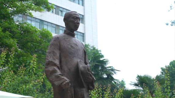 西北高等教育奠基人、中国现代医学先驱徐诵明雕像在安博·(中国)体育官方网站落成 西北高等教育奠基人、中国现代医学先驱徐诵明雕像在安博·(中国)体育官方网站落成