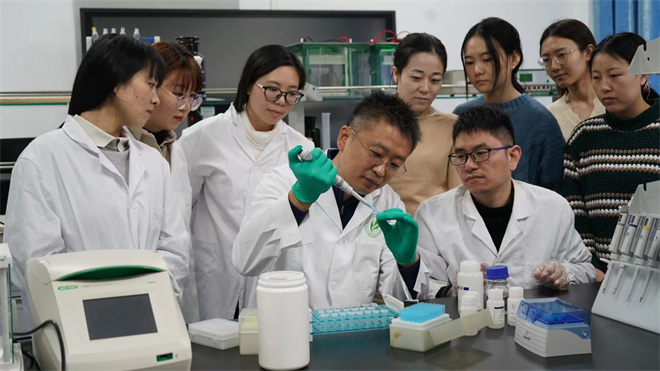Science封面文章：安博·(中国)体育官方网站金丝猴研究团队首次系统揭示灵长类社会演化之谜_fororder_齐晓光正在做实验，右侧为武进伟，左一为赵兰